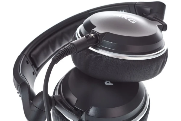 AKG K182 — 3