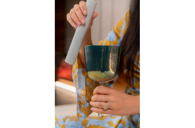 Bol de meditație cu mâner Meinl 4.25" Essence Solfeggio Crystal Singing Bowl Fa 639 Hz, Indigo Blue