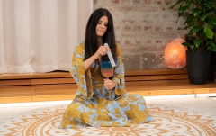 Bol de meditație cu mâner Meinl Sonic Energy 4.5'' Essence Solfeggio Crystal Singing Bowl Mi 528 Hz, Sunrise Blue