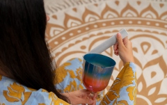 Bol de meditație cu mâner Meinl Sonic Energy 4.5'' Essence Solfeggio Crystal Singing Bowl Mi 528 Hz, Sunrise Blue