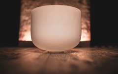 Bol de meditație Meinl Crystal Singing Bowl, white-frosted, 12" / 30 cm, Note E4, Solarplexus Chakra