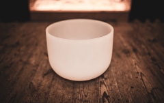 Bol de meditație Meinl Crystal Singing Bowl, white-frosted, 12" / 30 cm, Note E4, Solarplexus Chakra