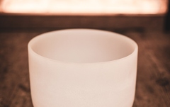 Bol de meditație Meinl Crystal Singing Bowl, white-frosted, 12" / 30 cm, Note E4, Solarplexus Chakra