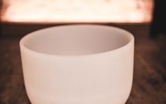 Bol de meditație Meinl Crystal Singing Bowl, white-frosted, 13" / 33 cm, Note D4, Sacral Chakra