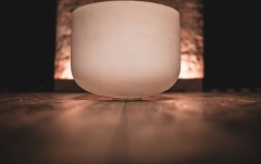 Bol de meditație Meinl Crystal Singing Bowl, white-frosted, 14" / 35 cm, Note C4, Root Chakra