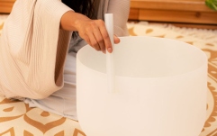 Bol de meditație Meinl Crystal Singing Bowl, white-frosted, 14" / 35 cm, Note G3, Throat Chakra