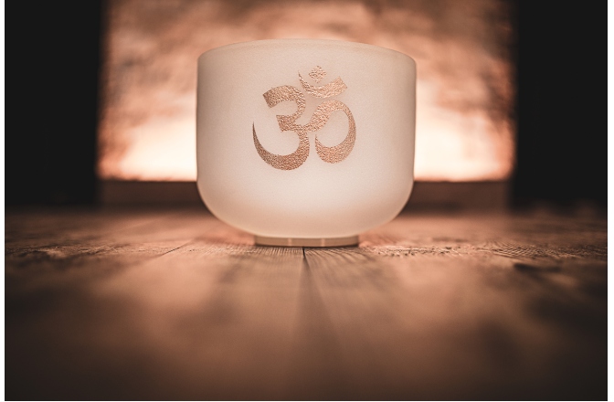Bol de meditație Meinl Crystal Singing Bowl, white-frosted, 8" / 20 cm, Note C#5, OM