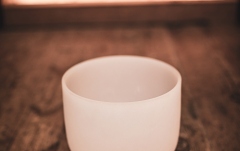 Bol de meditație Meinl Crystal Singing Bowl, white-frosted, 8" / 20 cm, Note F4, Heart Chakra