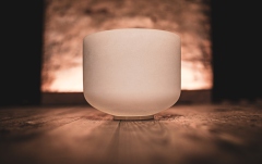 Bol de meditație Meinl Crystal Singing Bowl, white-frosted, 9" / 22 cm, Note A4, Brow Chakra