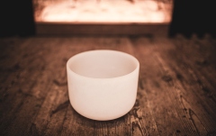 Bol de meditație Meinl Crystal Singing Bowl, white-frosted, 9" / 22 cm, Note A4, Brow Chakra