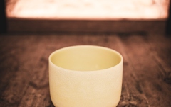 Bol de meditație Meinl Emerald Crystal Singing Bowl, frosted, 10" / 25 cm, Note F4, Heart Chakra