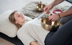 Boluri de meditaţie Meinl Cosmos Therapy Singing Bowl Set, incl. Suction Holders and Resonant Mallet
