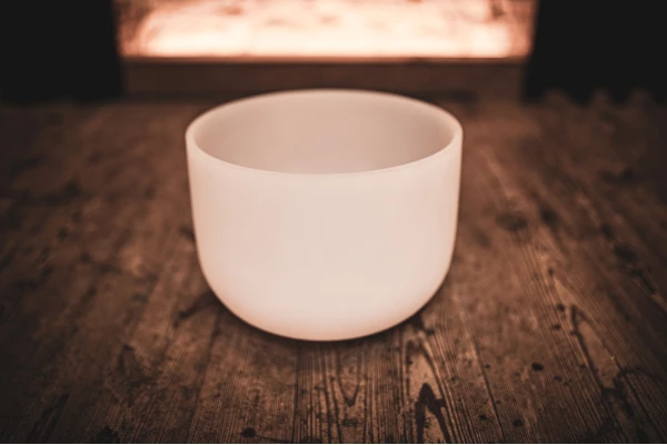 Meinl Crystal Singing Bowl, white-frosted, 12" / 30 cm, Note F4, Heart Chakra — 4