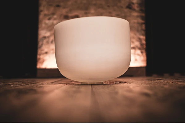 Meinl Crystal Singing Bowl, white-frosted, 13" / 33 cm, Note D4, Sacral Chakra — 3