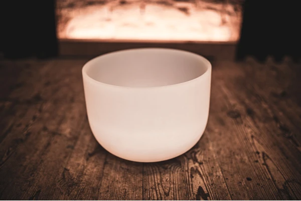 Meinl Crystal Singing Bowl, white-frosted, 13" / 33 cm, Note D4, Sacral Chakra — 4