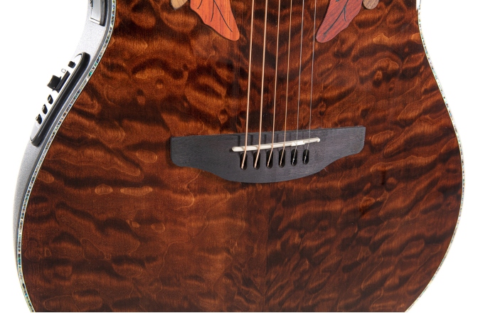 Chitara electro-acustica Ovation  Celebrity Elite Plus Mid Cutaway Dark Tiger Eye