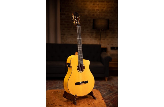 Chitară electro-clasică Ortega Family Series Pro Classical Guitar 6 String - Solid North American Spruce + Bag