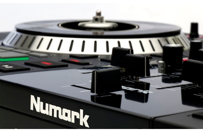 Consola digitala DJ Numark NS7 II