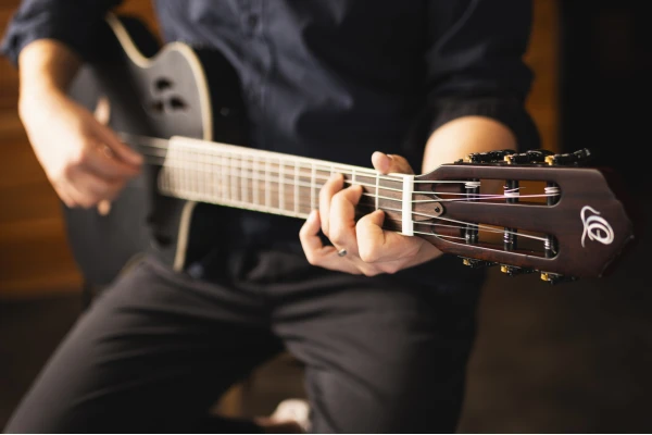 Ortega TourPlayer DeLuxe Nylon 6 String Spruce Black + Gig Bag — 4