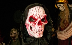 Figurină craniu însângerat Europalms Halloween Blood Skull, 80cm