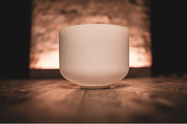 Meinl Crystal Singing Bowl, white-frosted, 9" / 22 cm, Note A4, Brow Chakra — 2