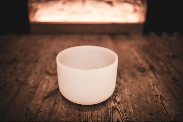 Meinl Crystal Singing Bowl, white-frosted, 9" / 22 cm, Note A4, Brow Chakra — 3