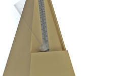 Metronom  Wittner Forma de piramida Culoarea fildesului 807K