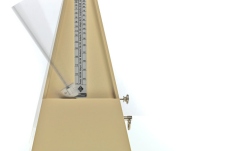 Metronom Wittner  Forma de piramida Culoarea fildesului 817K