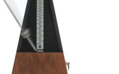 Metronom Wittner Metronom Formă de piramidă Culoarea nucului. mat 803M