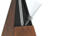 Metronom Wittner Metronom Formă de piramidă Culoarea nucului. mat 803M