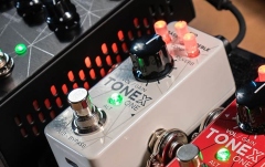Pedală distortion / amplificator IK Multimedia ToneX One Brown Sound White Limited Edition