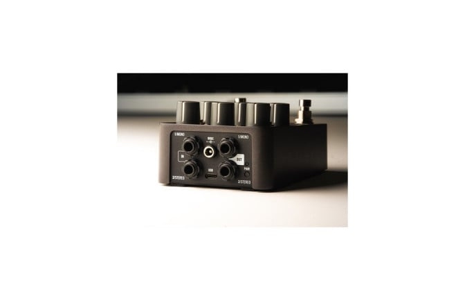 Pedala reverb si delay<br /> Universal Audio UAFX Galaxy 74 Tape Echo & Reverb