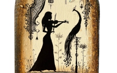 Pictura pe lemn  No brand Pictura pe lemn - Femeie cu vioară și păun I 22 x 13