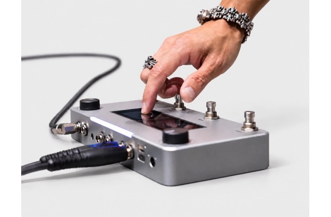 Multi-effect guitar processor Zoom Neurig