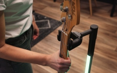 Stativ de chitara iluminat Gravity Glow Guitar Stand Neckhug