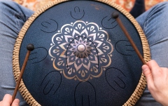 Steel Tongue Drum Meinl Sonic Energy Octave Steel Tongue Drum, Navy Blue, Engraved floral design, D Amara, 9 Notes, 16" / 40 cm