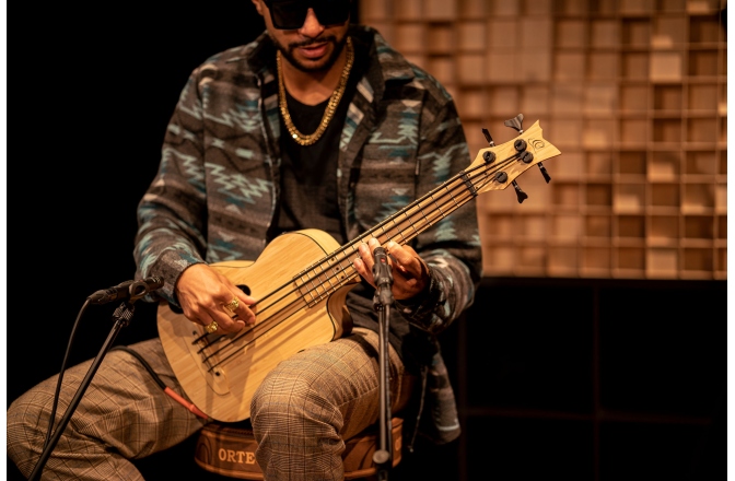 Ukulele Bas Ortega Solid Bamboo Bass Ukulele + Bag