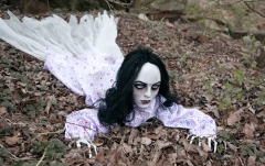 Zombi care se târăște, figurină. Europalms Halloween figure Crawling Girl, 150cm